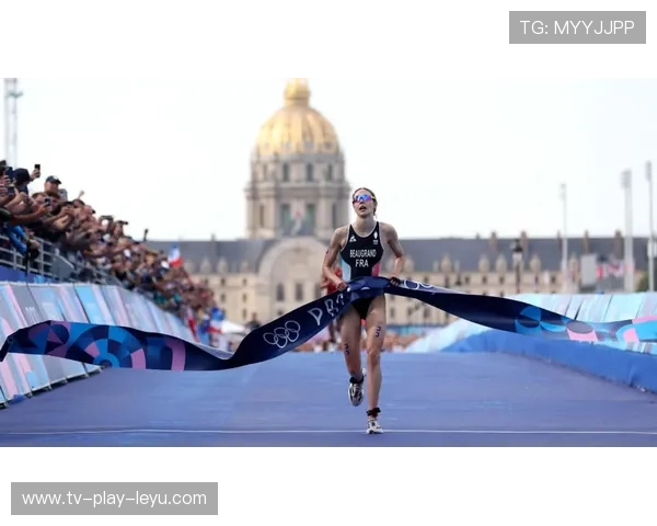 铁人三项赛事选手咬牙冲线，镜头记录最真实坚持