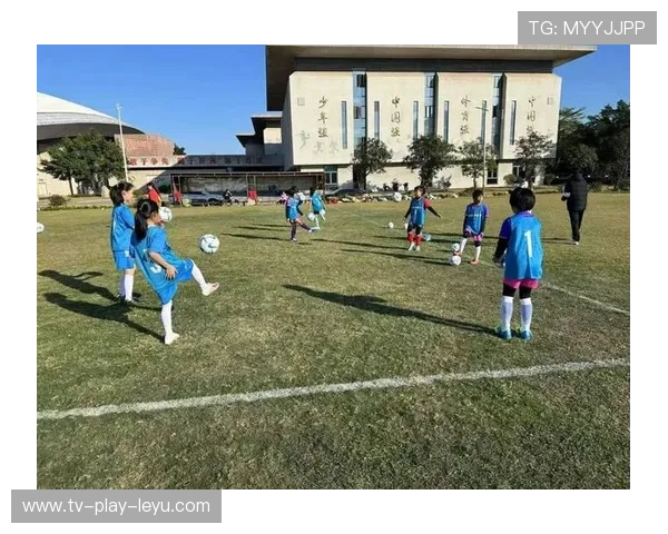 青训营球员专注技术细节，基础能力明显加强